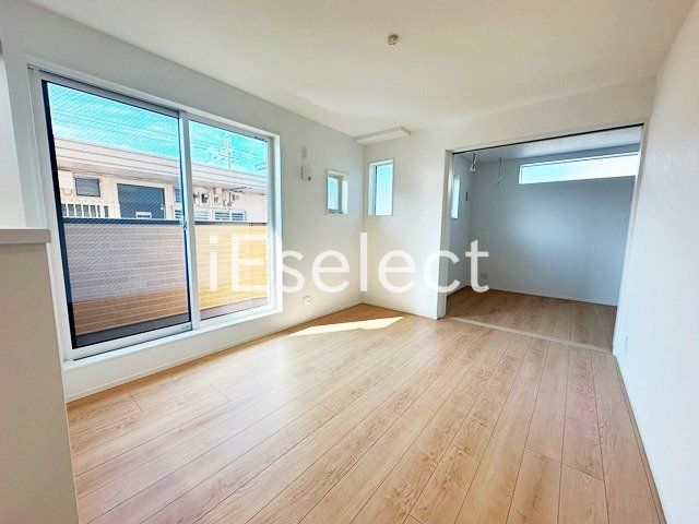 居室・リビング　窓も大きく明るいですね