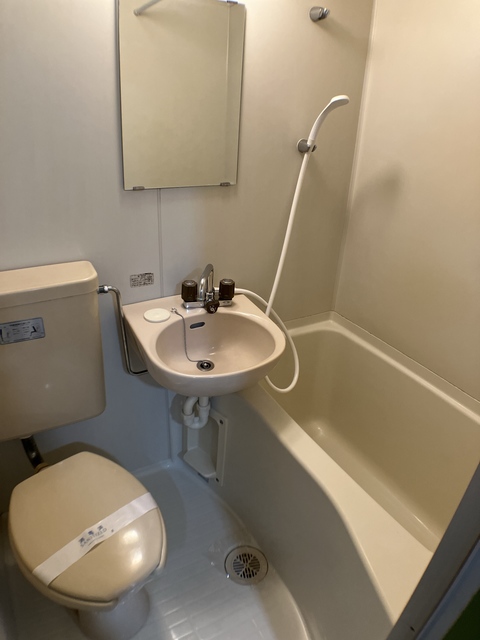 バス・シャワールーム　※補修前の参考画像の為、設備等は現況優先。