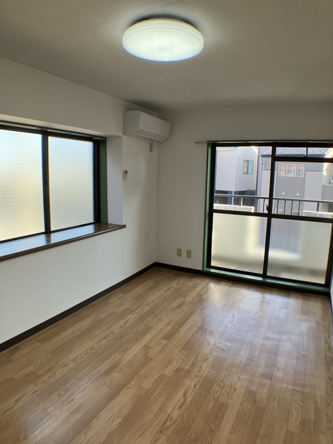 居室・リビング　※補修前の参考画像の為、設備等は現況優先。