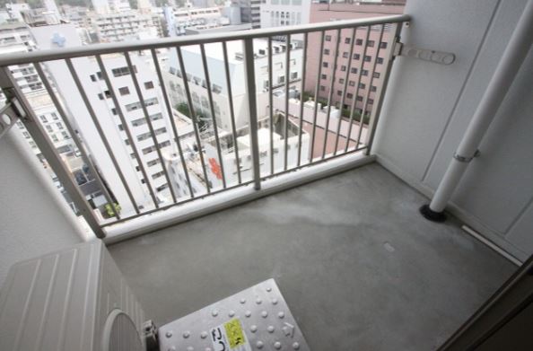 バルコニー　完全角部屋、バルコニー付。