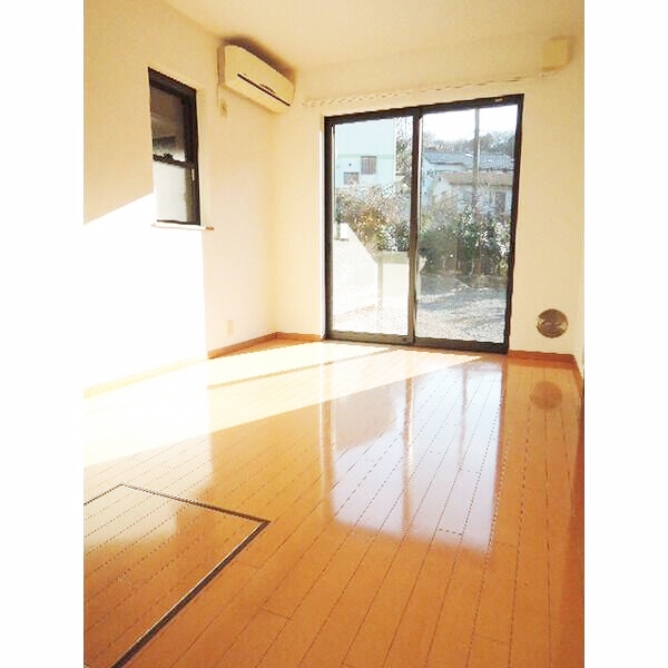 居室・リビング　【明るい南向きのお部屋で気分も明るく新生活♪】おすすめ物件！