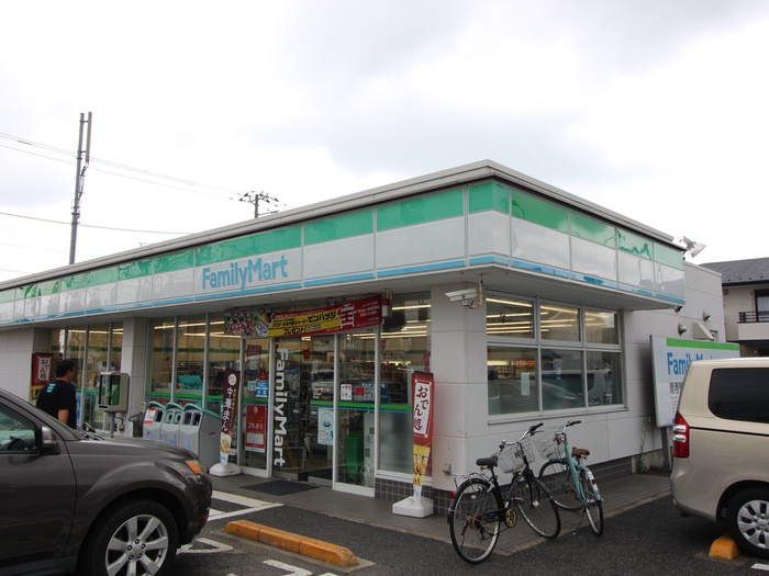 コンビニ　ファミリーマート（コンビニ）まで600m