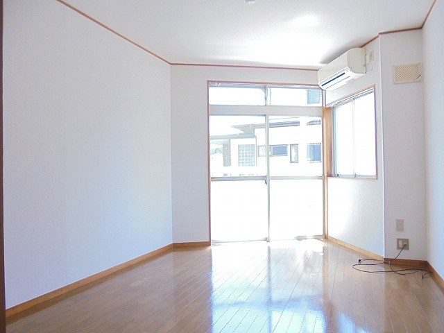 居室・リビング　※101号室の写真です(参考)