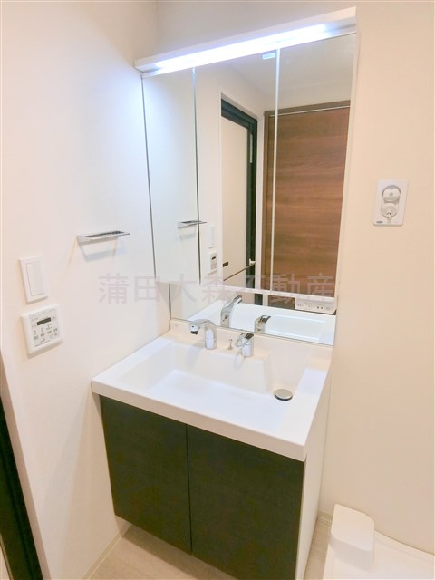 洗面設備　3面鏡の独立洗面台　洗面脱衣所