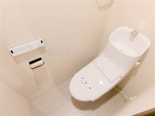 トイレ　温水洗浄便座付きのトイレ