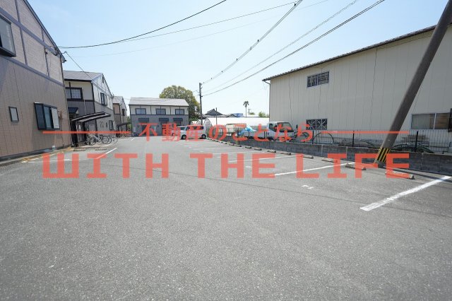 駐車場　落ち着いた空間のお風呂です