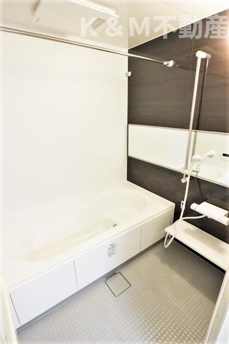 バス・シャワールーム　コンパクトで使いやすいお風呂です