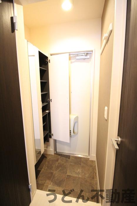 玄関　うどん県のお部屋探しはうどん不動産へ うどんちゃんとLINE