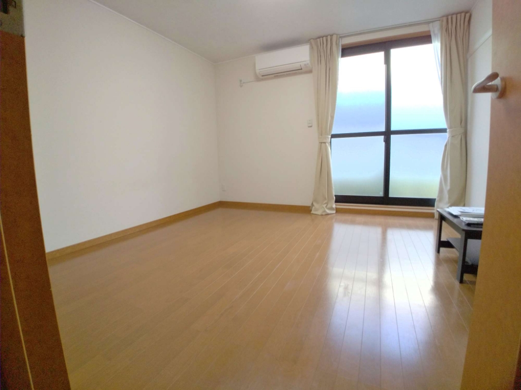 居室・リビング　ワイドな窓にて明るいお部屋