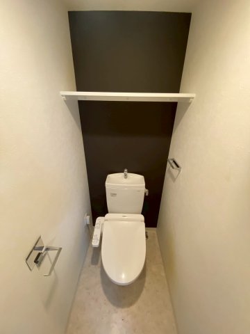 トイレ　落ち着いた色調のトイレです