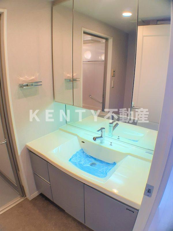 洗面設備　明るい洗面所です