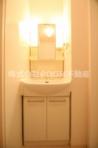 洗面設備　独立洗面台あり、毎朝おしゃれに忙しい女性の方におすすめです