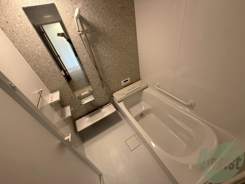 バス・シャワールーム　浴室は追い炊き給湯付きです。いつでも暖かいお風呂に入れますよ