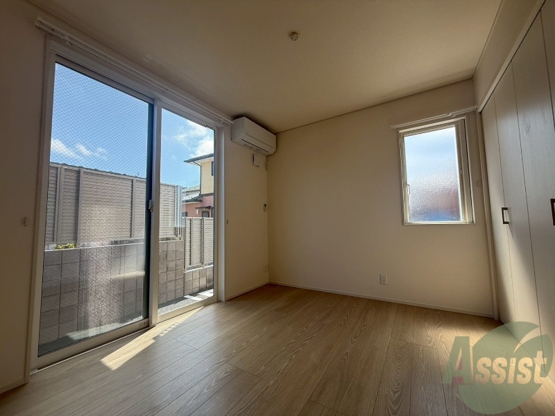 その他部屋・スペース　寝室は５．２帖の洋室です。ダブルベッドも余裕でおけますよ。