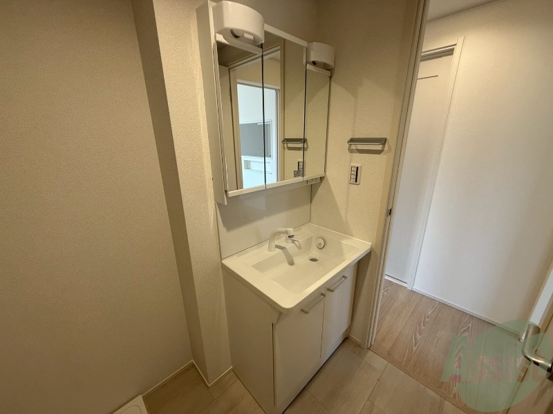 洗面設備　洗面台は独立洗面台です。毎日の身支度がたのしくなりますね。