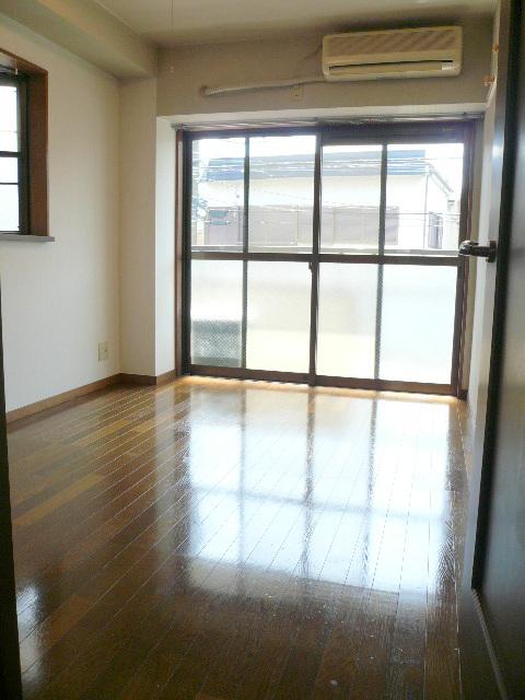 居室・リビング　窓が多く、風通しの良いお部屋です★