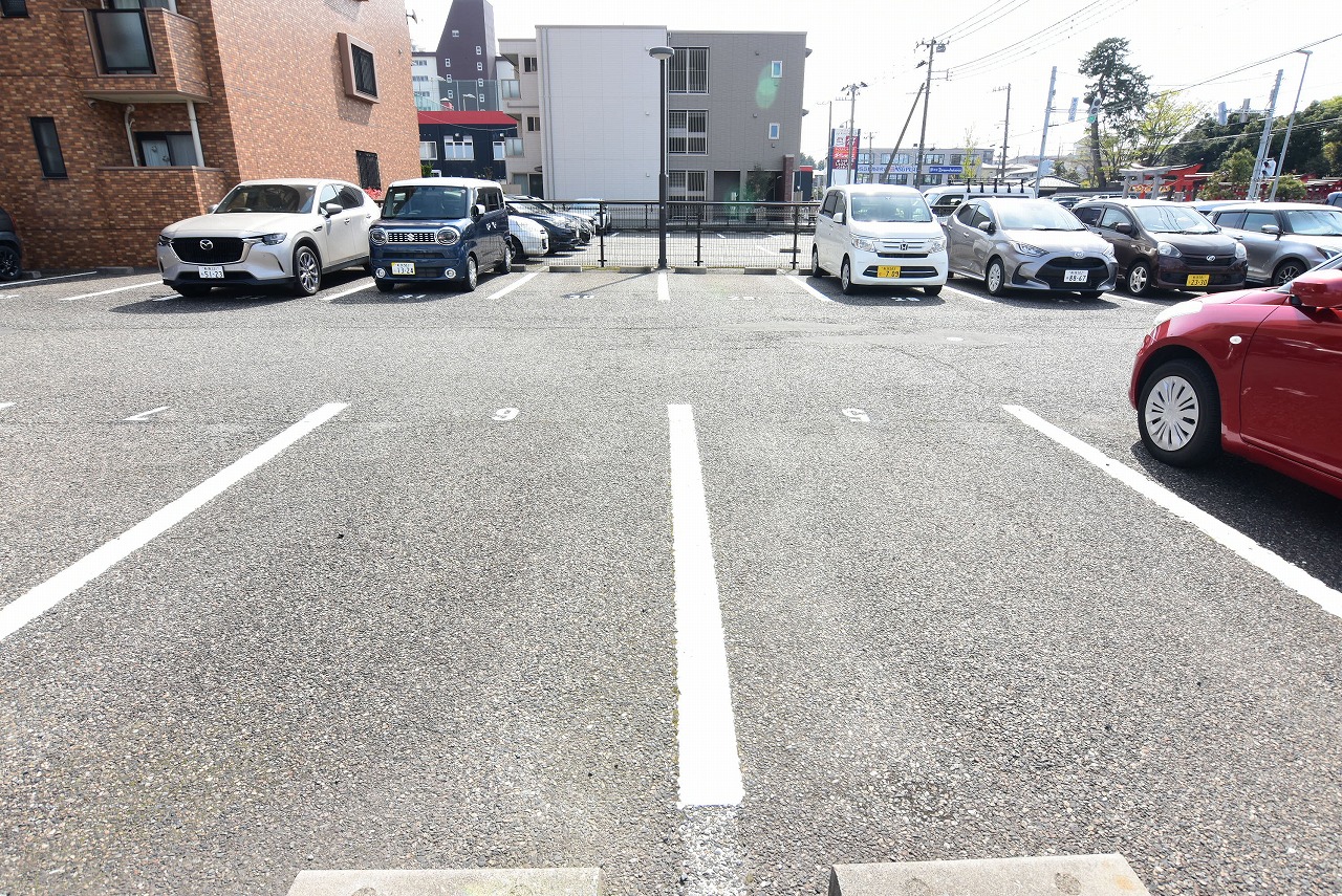 駐車場　１台8000円おとりできます。２台目は空き要確認