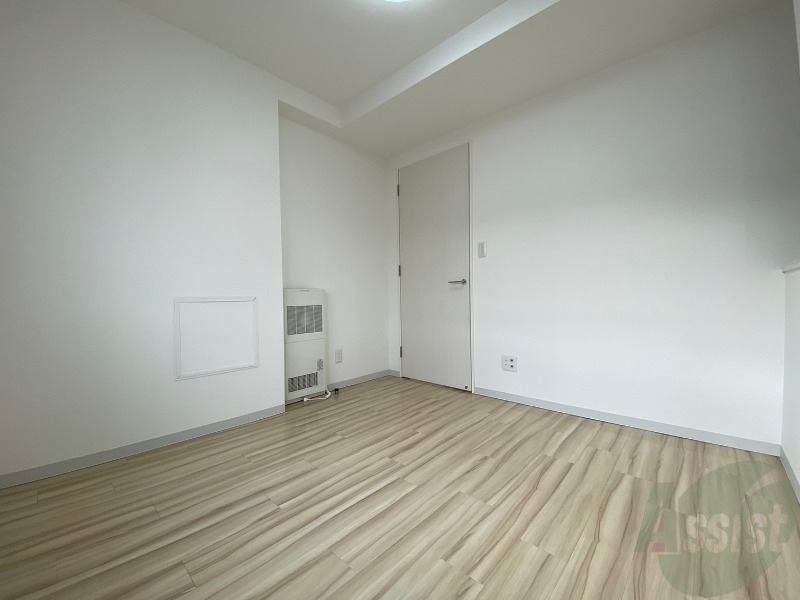 その他部屋・スペース　寝室はこちらです。光が差し込む、温かみのあるお部屋です。