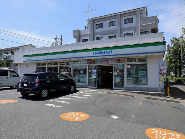 コンビニ　ファミリーマート（コンビニ）まで740m