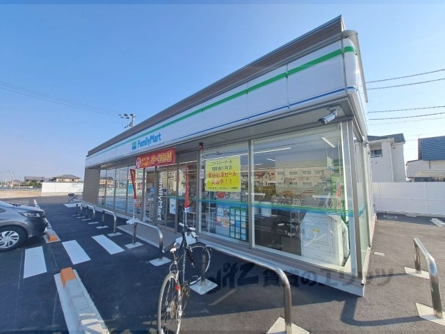 コンビニ　ファミリーマート橿原曲川町店（コンビニ）まで500m