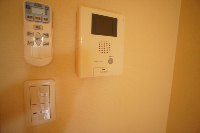 セキュリティ　来訪者の姿を確認できるＴＶモニター付インターホン設置済です！
