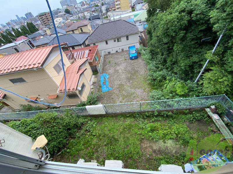 バルコニー　窓の外はよく日が当たり気持ちの良い空間です。