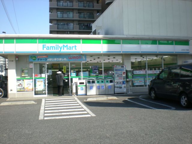 コンビニ　ファミリーマート（コンビニ）まで40m