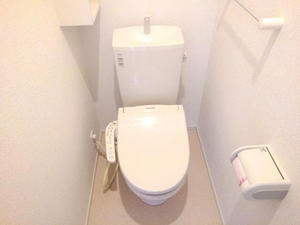 トイレ　温水シャワー付きトイレです