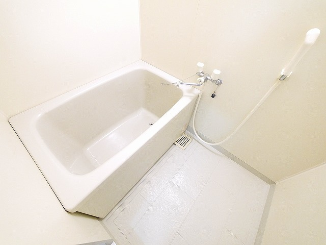 バス・シャワールーム　コンパクトで使いやすいお風呂です