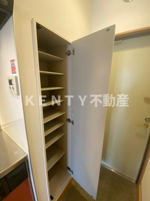 玄関　収納もある玄関です