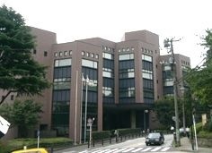 図書館　横浜市中央図書館（図書館）まで614m