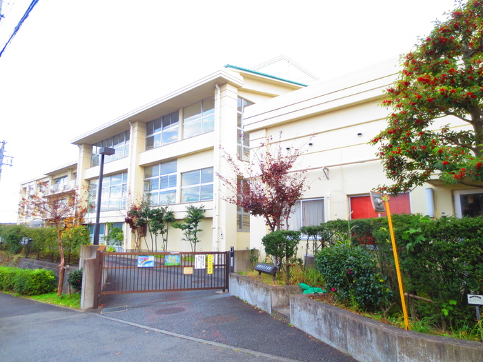 小学校　奈良の丘小学校（小学校）まで600m