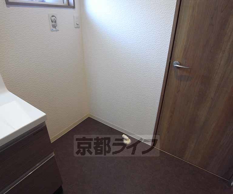 その他設備　洗面台横に洗濯機置場が有ります。