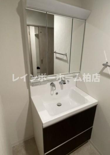 洗面設備　独立洗面台あり、毎朝おしゃれに忙しい女性の方におすすめです
