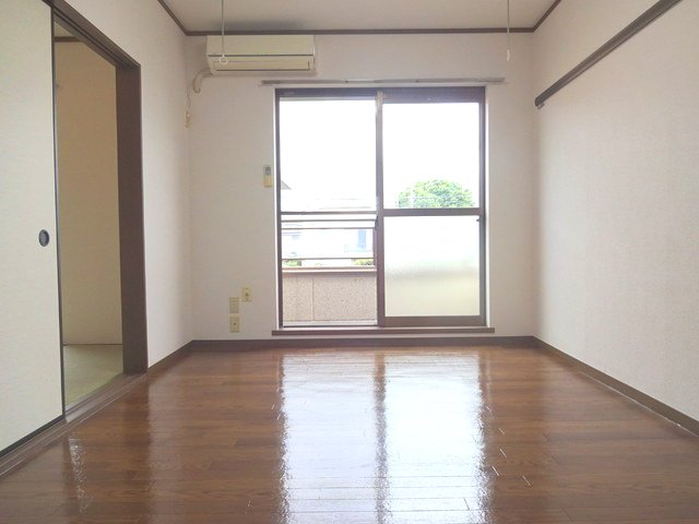 居室・リビング　★洋室６帖・南向きで明るいです★