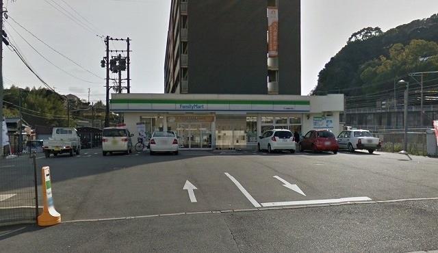コンビニ　ファミリーマート折尾堀川町店（コンビニ）まで300m