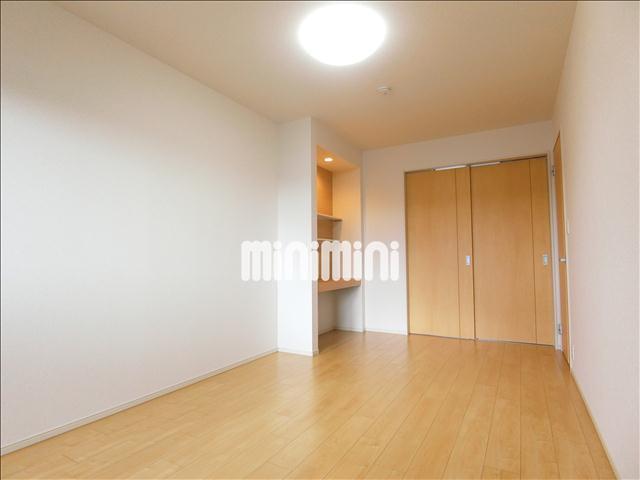 居室・リビング　照明器具付きのお部屋です。
