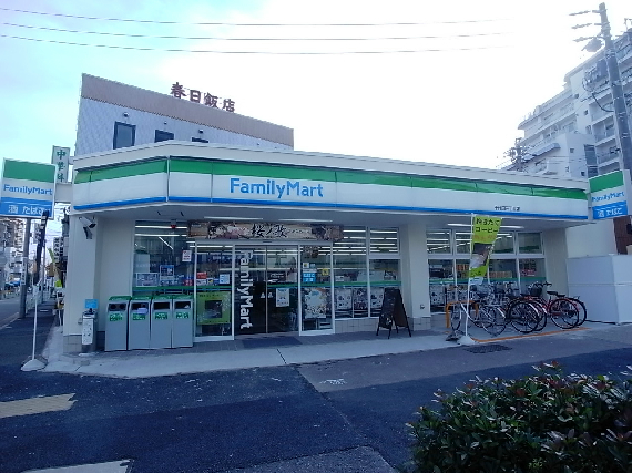 コンビニ　ファミリーマート 千代田三丁目店（コンビニ）まで121m