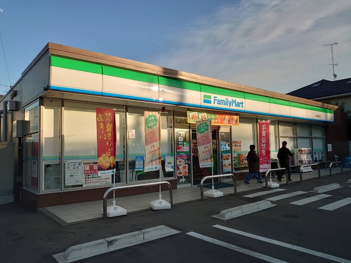 コンビニ　ファミリーマート（コンビニ）まで706m