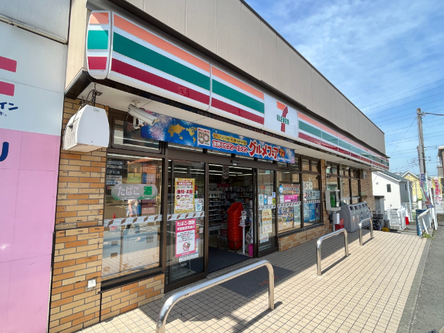 コンビニ　セブンイレブン横浜鶴ケ峰本町１丁目店（コンビニ）まで292m