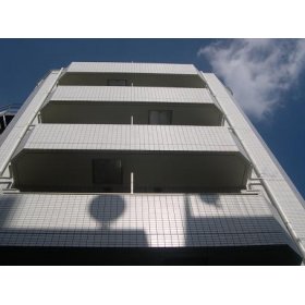 建物外観　８階建て。・デザイナーズ