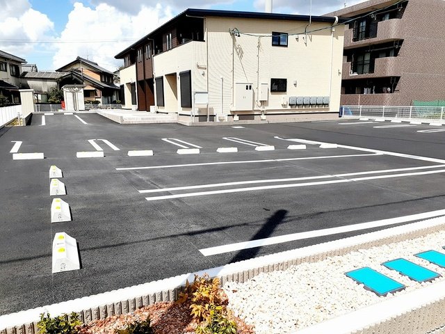 駐車場　駐車場があるので、車を買う予定の方も安心です