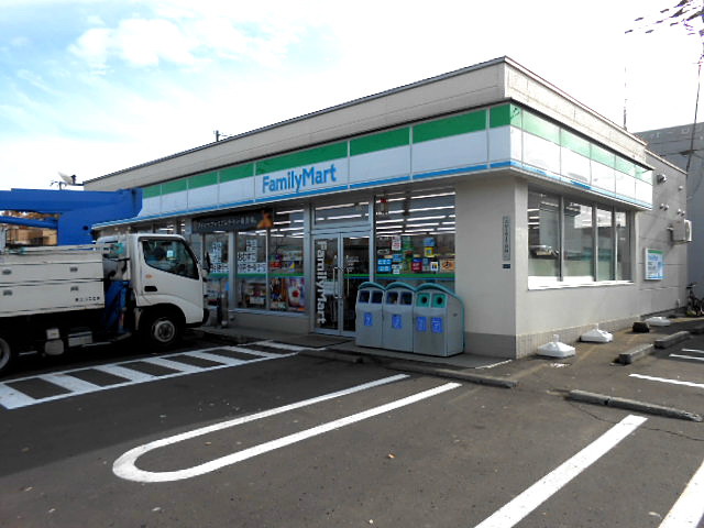 コンビニ　ファミリーマート札幌栄通店（コンビニ）まで266m