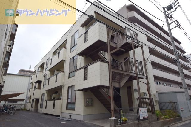 建物外観　地上3階建て