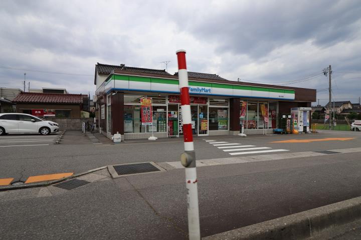 コンビニ　ファミリーマート（コンビニ）まで607m