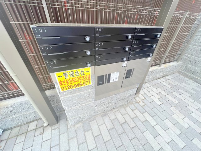 ロビー　ロビーにある各部屋毎のメールボックス。