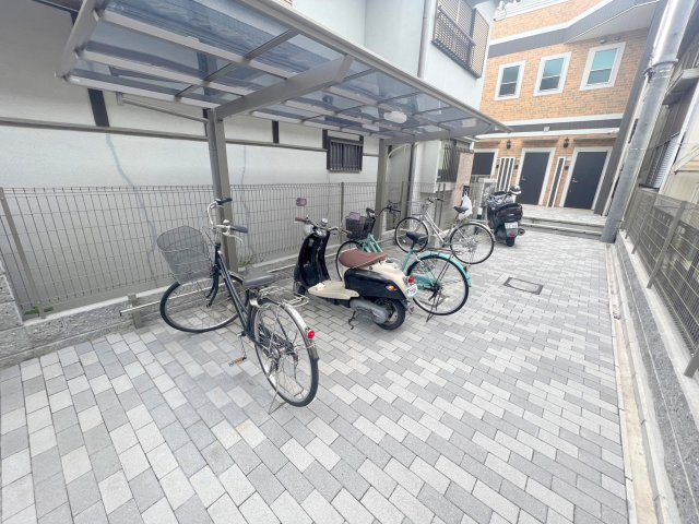 駐車場　敷地内にある駐輪場。雨の日にはうれしい屋根つきです。
