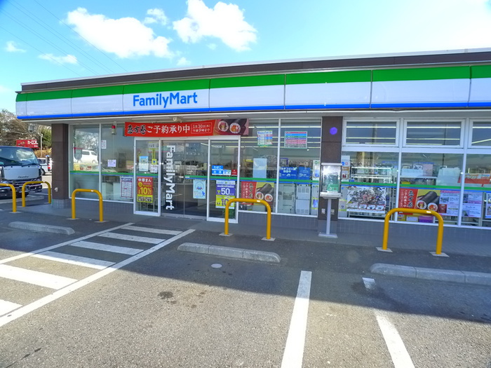 コンビニ　ファミリーマート（コンビニ）まで200m
