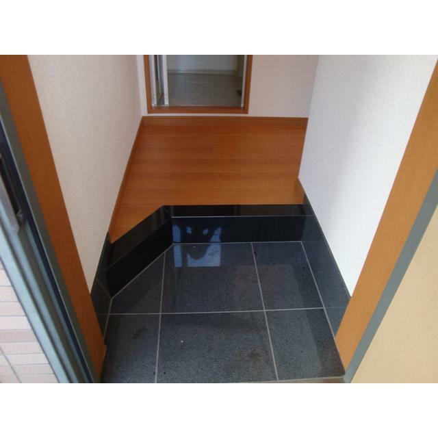玄関　大理石貼り