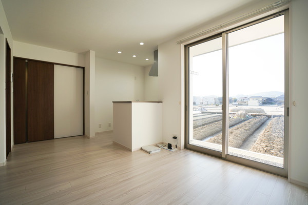 居室・リビング　同じ建物の別なお部屋